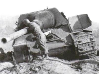 Jagdtiger of the Schwere Panzerjäger-Abteilung 653. Tactical number 332