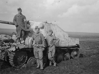 Marder II and its crew