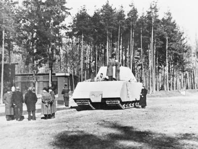 Maus prototype on trials with with a mockup turret