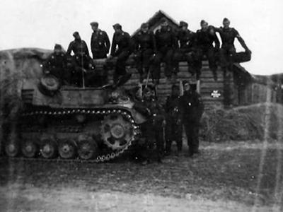 Nashorn tank destroyer with crew