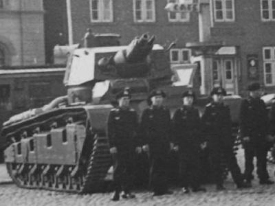 Experimental tank Neubaufahrzeug and crew