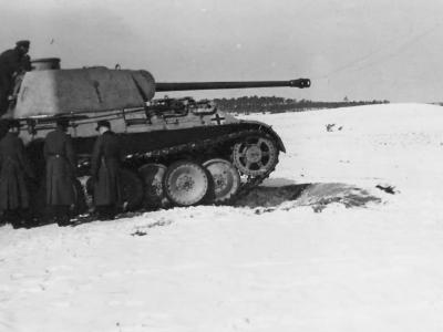 Panther Ausf D during field exercises in winter