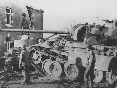 Panther G and Panzer IV 611