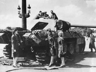 WACs Inspecting a KO’d Panther Ausf G in Paris 1944
