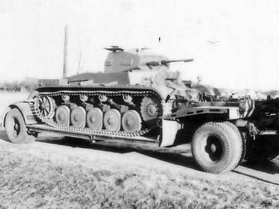 Panzer II on low loader trailer (Tieflader Anhänger)