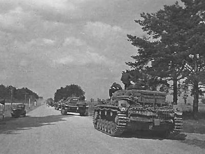 A column of Panzerkampfwagen III tanks in their way to the front