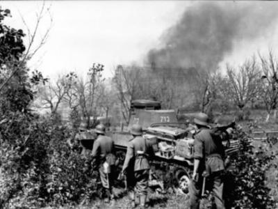 Panzer 35t 713 and german infantry Russia