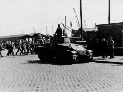 Befehlspanzer 35(t) with Rahmenantenne on the street – 1940