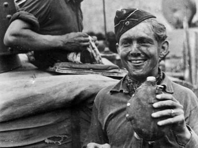 Panzerman with Feldflasche and Panzer 35(t)