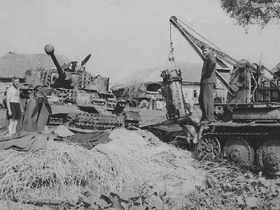 Bergepanzer 38(t) and Panzer IV at Feldwerkstatt
