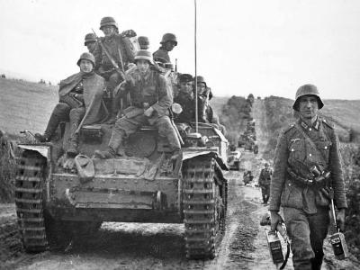 Panzerbefehlswagen 38(t) and wehrmacht soldiers