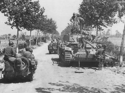 45th Division Troops Pass KO’d Panzer IV Ausf, G at Salerno