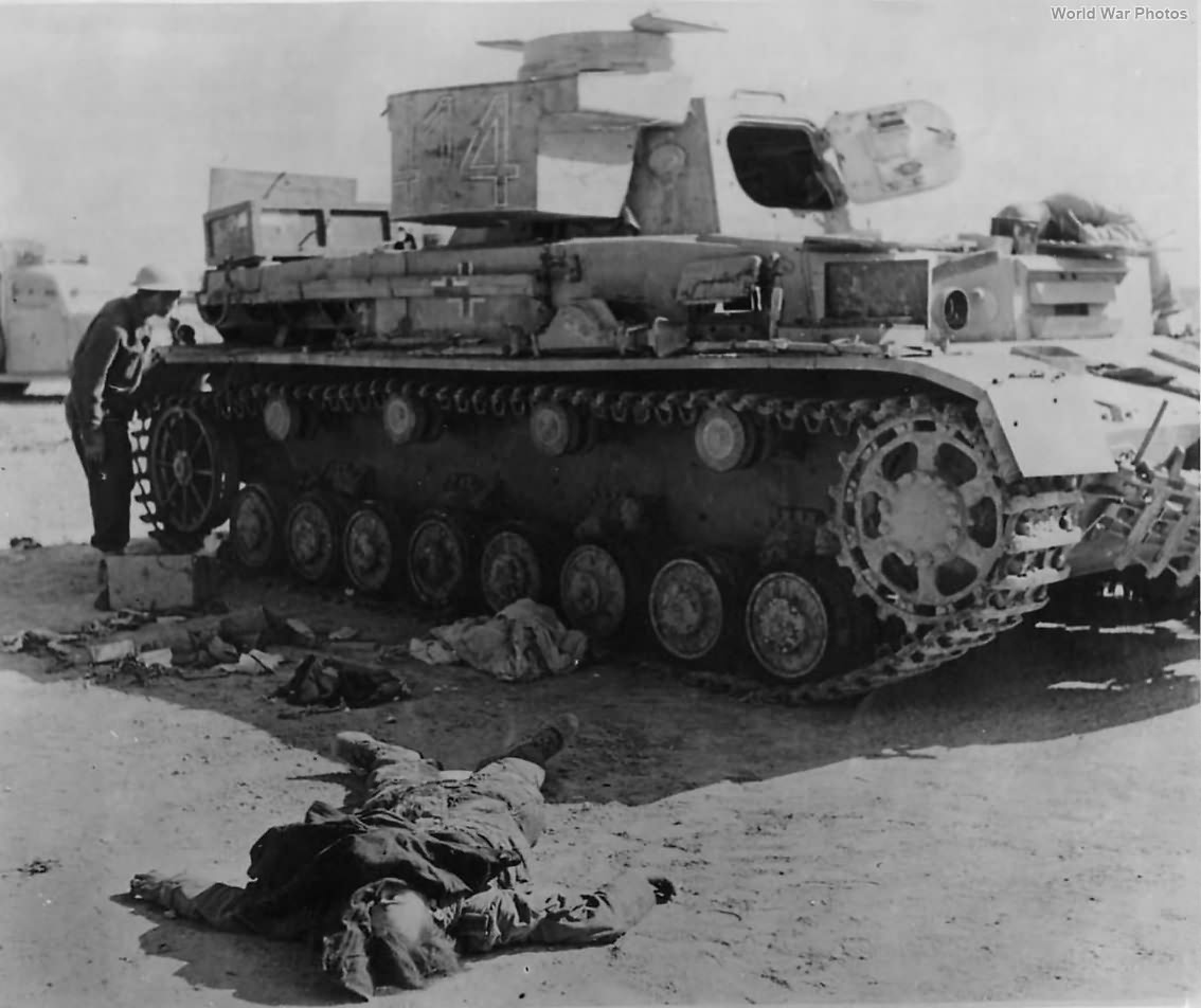 body-of-crewman-by-knocked-out-panzer-iv-414-1942-world-war-photos