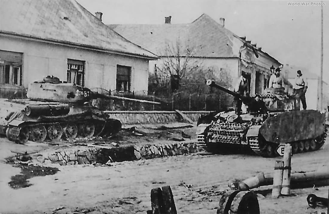 Panzer IV and destroyed T-34/85 | World War Photos