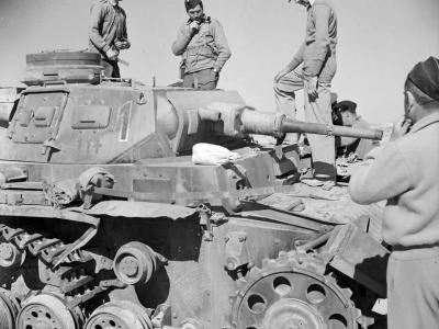 British officers examine a KO Panzer III code „1” April 1942