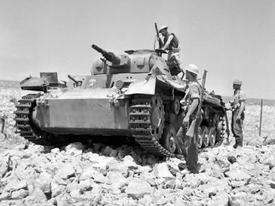 British soldiers inspecting a captured Panzer III of the DAK 2 May 1941