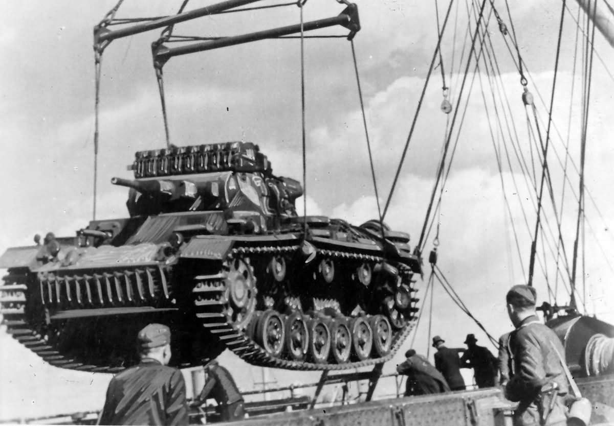 Panzer III March 1941, DAK – tank being loaded into a ship