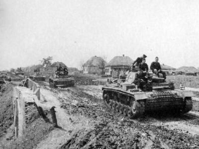 Column of Panzer III tanks, Soviet Union