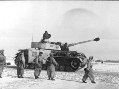 Panzer IV tank number 122 winter camouflage 1944