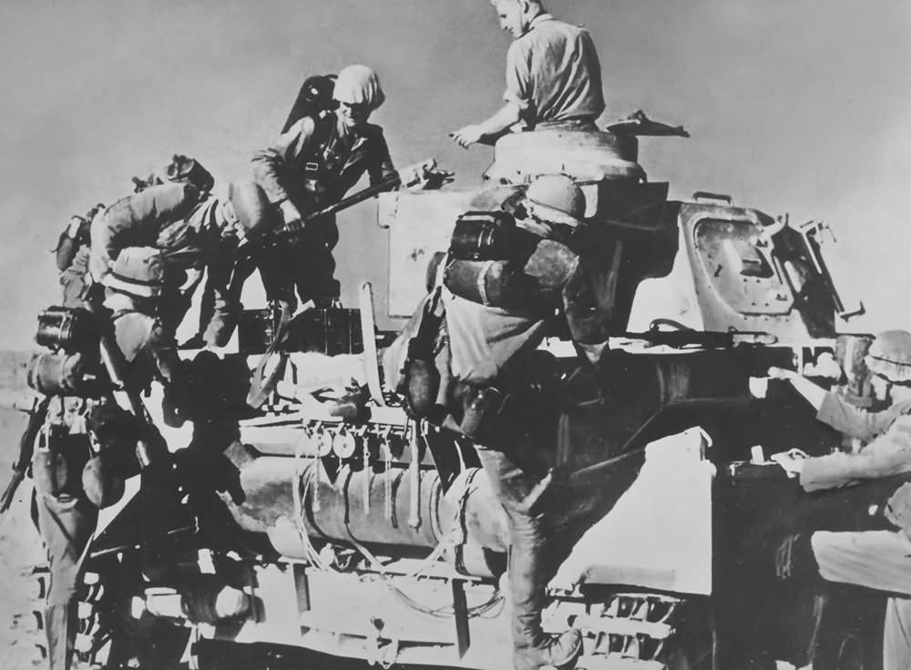 Panzer_IV_and_soldiers_of_Afrika_Korps.jpg