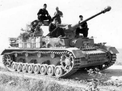 Pz.Kpfw IV ausf F2 and crew