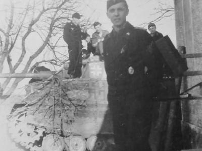 Panzer IV Ausf J and crew March 1945