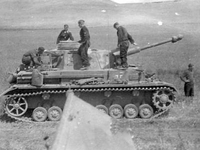 Panzerkampfwagen IV long barrel variant and crew