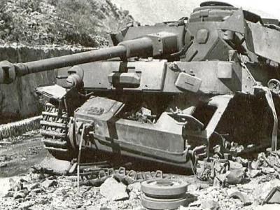 Destroyed Panzer IV tank „lang” 40
