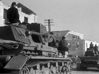 Panzer IV tanks column advancing to combat zone 2