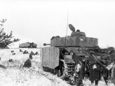 Panzer IV Ausf H 312 with Schürzen and Infantry