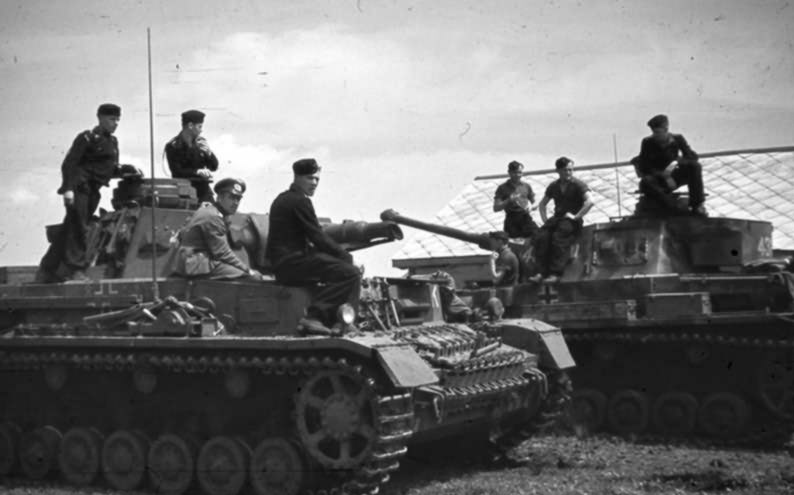 Russia Panzersoldaten and Panzer IV ausf F1 | World War Photos