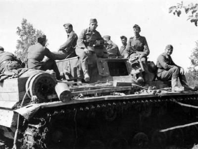 Tank crews atop Panzer III Eastern Front