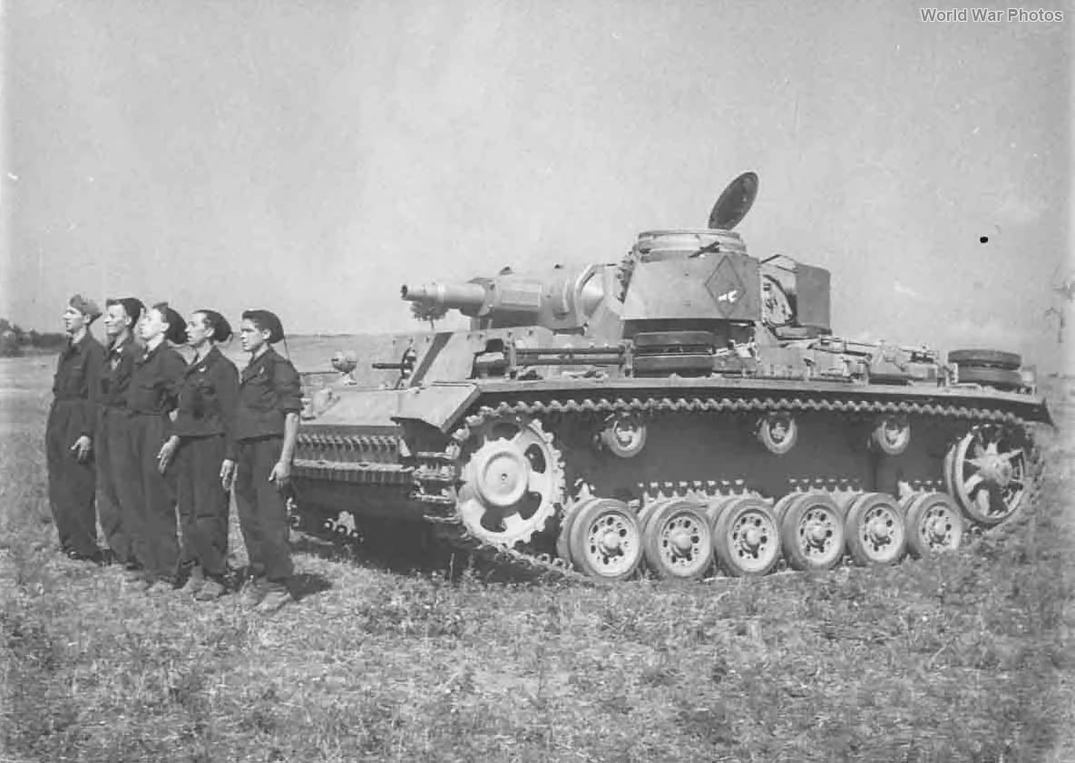 Italian Panzer III Ausf N of the Division CCNN M | World War Photos