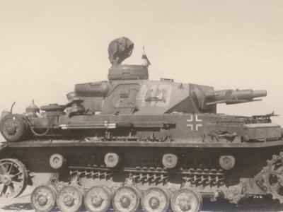 Damaged Panzer IV 410 with Rommelkist