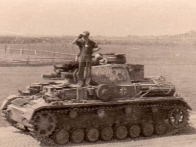 Panzer IV tank 822 with Rommelkist