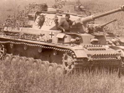 Panzer IV Ausf G R03 with Rommelkist