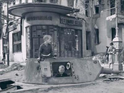 Panzer IV in Berlin 1945 number 333