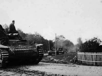 Panzer IV tanks column advancing to combat zone