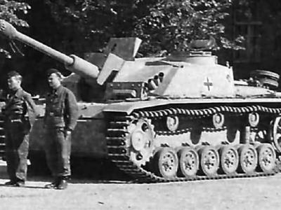 German assault gun StuG 40 ausf G and crew