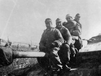Crew and StuG 40 Ausf G 7