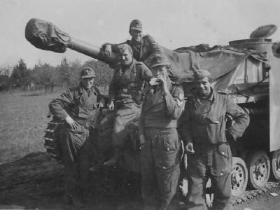 Crew and StuG 40 Ausf G with schurzen