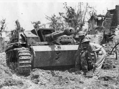British soldiers with destroyed StuG 40 in Italy