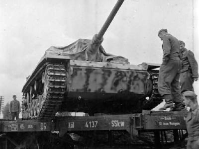 Sturmgeschutz III of Abteilung 322 rail transport