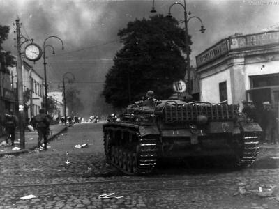 LSSAH troops and StuG III entering Mariupol