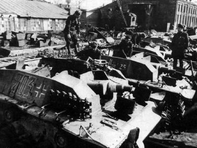 Russian workers inspect captured Stugs