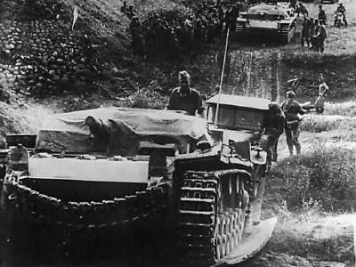 StuG III leading a long column of troops and vehicles somewhere on the Eastern Front