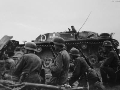 StuG III from Sturmgeschütz-Abteilung 185 and PaK 36 Riga 1941