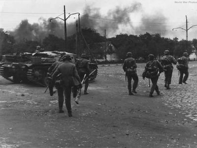 StuG III covers advancing Leibstandarte troops in Sevastopol 42