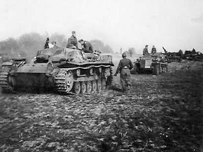 StuG III assault gun and SdKfz 250 halftrack