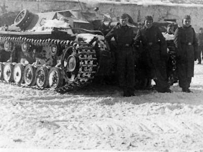 Sturmgeschutz StuG III and crew